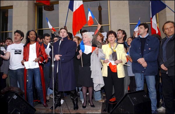 04/30/2002. The "Vive la France" collective : artists of France sing the Marseillaise to protest against J-M Le Pen's National Front.