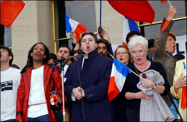 04/30/2002. The "Vive la France" collective : artists of France sing the Marseillaise to protest against J-M Le Pen's National Front.