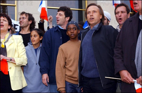 04/30/2002. The "Vive la France" collective : artists of France sing the Marseillaise to protest against J-M Le Pen's National Front.