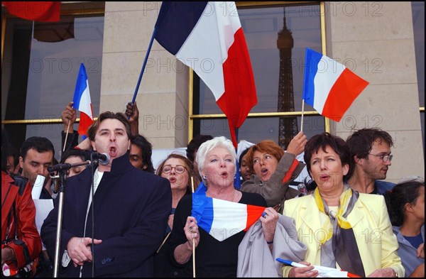 04/30/2002. The "Vive la France" collective : artists of France sing the Marseillaise to protest against J-M Le Pen's National Front.