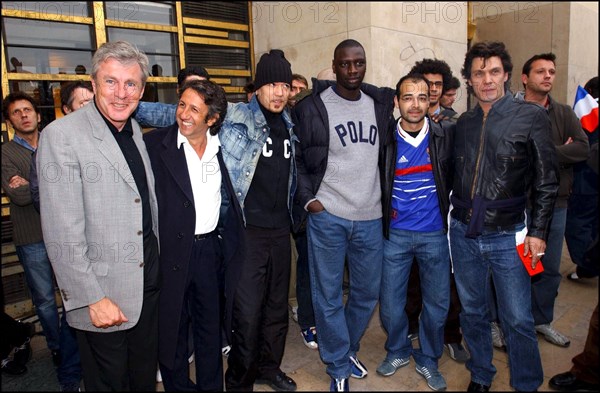 04/30/2002. The "Vive la France" collective : artists of France sing the Marseillaise to protest against J-M Le Pen's National Front.