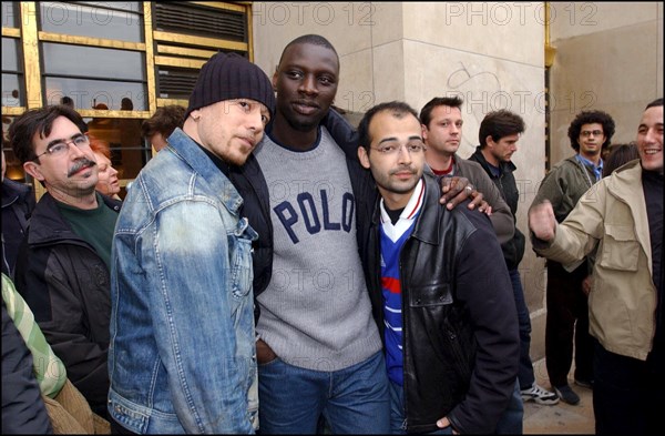 04/30/2002. The "Vive la France" collective : artists of France sing the Marseillaise to protest against J-M Le Pen's National Front.