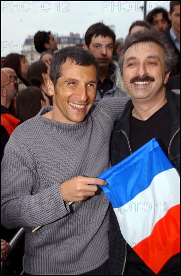 04/30/2002. The "Vive la France" collective : artists of France sing the Marseillaise to protest against J-M Le Pen's National Front.