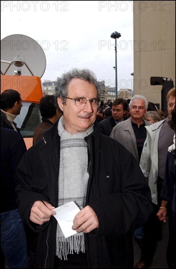 04/30/2002. The "Vive la France" collective : artists of France sing the Marseillaise to protest against J-M Le Pen's National Front.