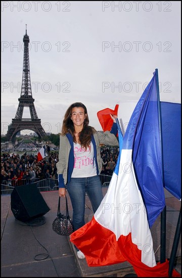 04/30/2002. The "Vive la France" collective : artists of France sing the Marseillaise to protest against J-M Le Pen's National Front.