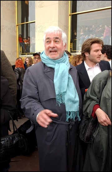 04/30/2002. The "Vive la France" collective : artists of France sing the Marseillaise to protest against J-M Le Pen's National Front.