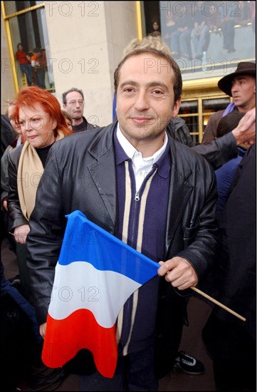 04/30/2002. The "Vive la France" collective : artists of France sing the Marseillaise to protest against J-M Le Pen's National Front.