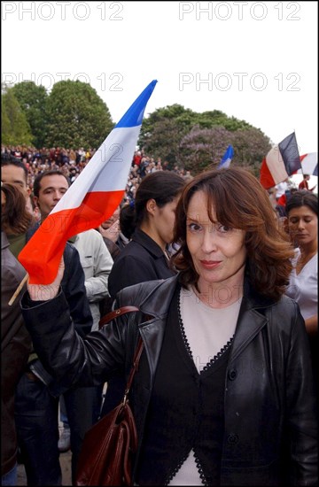 04/30/2002. The "Vive la France" collective : artists of France sing the Marseillaise to protest against J-M Le Pen's National Front.