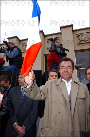 04/30/2002. The "Vive la France" collective : artists of France sing the Marseillaise to protest against J-M Le Pen's National Front.