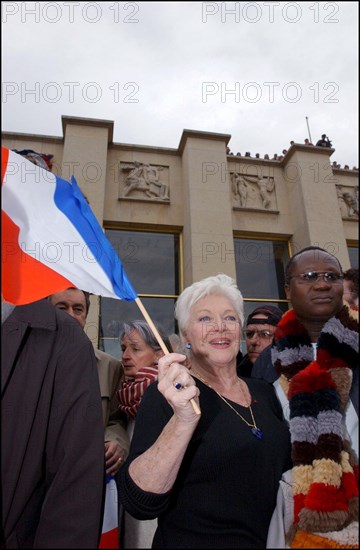 04/30/2002. The "Vive la France" collective : artists of France sing the Marseillaise to protest against J-M Le Pen's National Front.