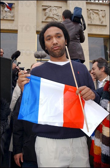 04/30/2002. The "Vive la France" collective : artists of France sing the Marseillaise to protest against J-M Le Pen's National Front.