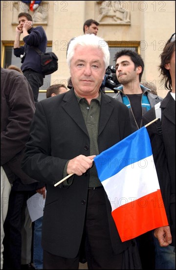 04/30/2002. The "Vive la France" collective : artists of France sing the Marseillaise to protest against J-M Le Pen's National Front.