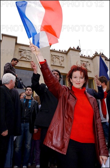 04/30/2002. The "Vive la France" collective : artists of France sing the Marseillaise to protest against J-M Le Pen's National Front.