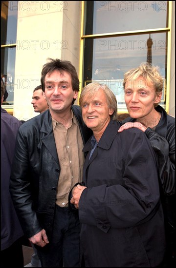 04/30/2002. The "Vive la France" collective : artists of France sing the Marseillaise to protest against J-M Le Pen's National Front.