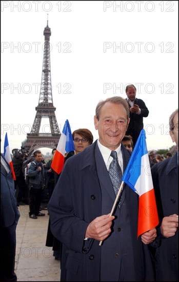 04/30/2002. The "Vive la France" collective : artists of France sing the Marseillaise to protest against J-M Le Pen's National Front.