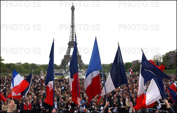 04/30/2002. The "Vive la France" collective : artists of France sing the Marseillaise to protest against J-M Le Pen's National Front.