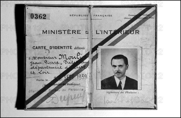 07/01/2002. Actor Charles Berling, stars as Jean Moulin in a tv series, visits Museum of Deportation.