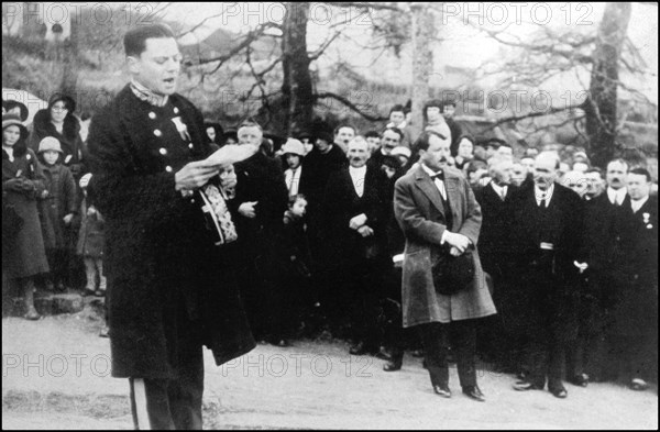 07/01/2002. Actor Charles Berling, stars as Jean Moulin in a tv series, visits Museum of Deportation.