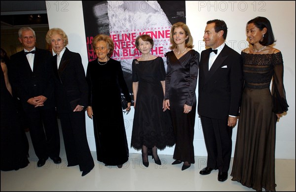 11/18/2002. Caroline Kennedy inaugurates the exhibition "Jackie Kennedy, les annees Maison Blanche" in Paris (30).