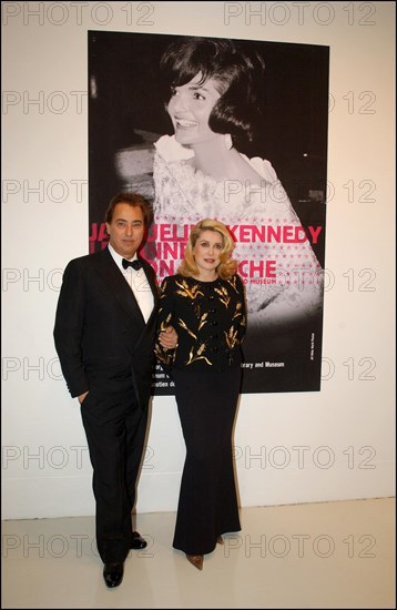 11/18/2002. Caroline Kennedy inaugurates the exhibition "Jackie Kennedy, les annees Maison Blanche" in Paris (30).