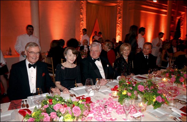 11/18/2002. Caroline Kennedy inaugurates the exhibition "Jackie Kennedy, les annees Maison Blanche" in Paris (30).