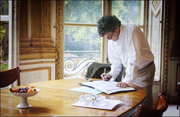 06/26/2004. EXCLUSIF. Jean-Louis Borloo, le ministre de l'Emploi, du Travail et de la Cohesion sociale travaillant, au ministere, sur le Plan de Cohesion sociale avant sa presentation en conseil des ministres le 30 juin prochain.