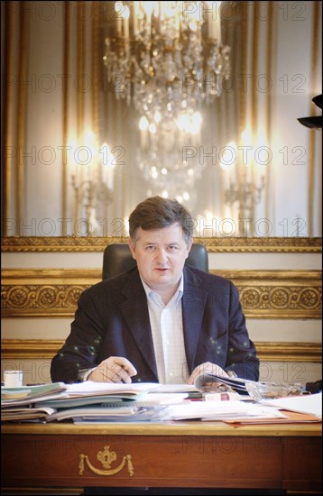 06/26/2004. EXCLUSIF. Jean-Louis Borloo, le ministre de l'Emploi, du Travail et de la Cohesion sociale travaillant, au ministere, sur le Plan de Cohesion sociale avant sa presentation en conseil des ministres le 30 juin prochain.