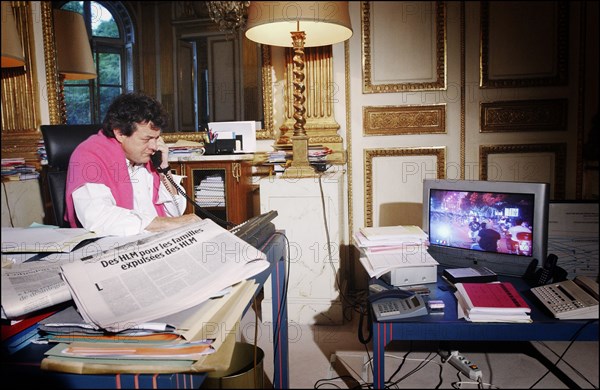 06/26/2004.  Jean-Louis Borloo, le ministre de l'Emploi, du Travail et de la Cohesion sociale travaillant, au ministere, sur le Plan de Cohesion sociale avant sa presentation en conseil des ministres le 30 juin prochain.