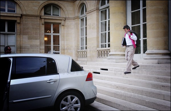 06/26/2004. EXCLUSIF. Jean-Louis Borloo, le ministre de l'Emploi, du Travail et de la Cohesion sociale travaillant, au ministere, sur le Plan de Cohesion sociale avant sa presentation en conseil des ministres le 30 juin prochain.