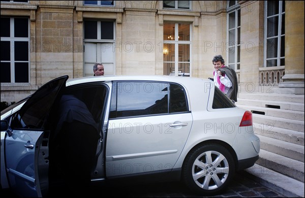 06/26/2004.  Jean-Louis Borloo, le ministre de l'Emploi, du Travail et de la Cohesion sociale travaillant, au ministere, sur le Plan de Cohesion sociale avant sa presentation en conseil des ministres le 30 juin prochain.