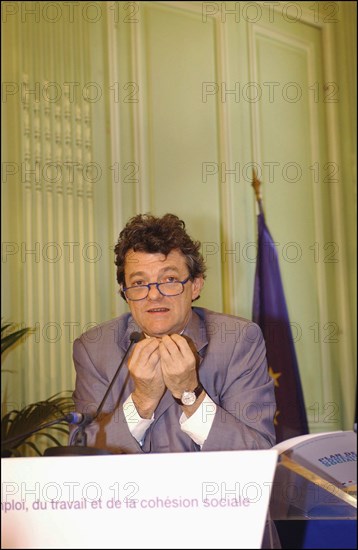 30/06/2004. Conference de presse de Jean-Louis Borloo, Ministre de l'Emploi, du Travail et de la Cohesion sociale, presentant le plan de cohesion sociale.