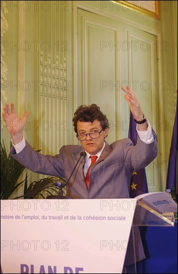 30/06/2004. Conference de presse de Jean-Louis Borloo, Ministre de l'Emploi, du Travail et de la Cohesion sociale, presentant le plan de cohesion sociale.