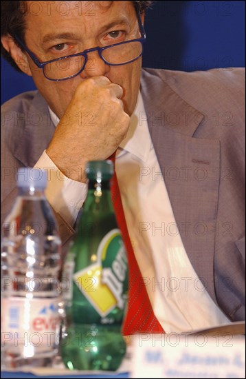 30/06/2004. Conference de presse de Jean-Louis Borloo, Ministre de l'Emploi, du Travail et de la Cohesion sociale, presentant le plan de cohesion sociale.