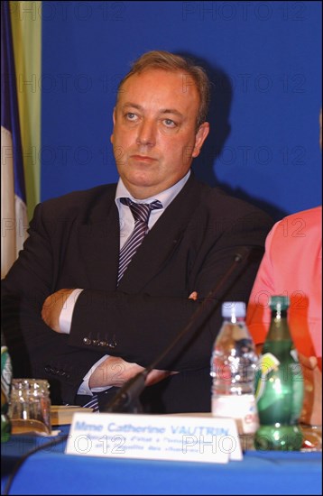 30/06/2004. Conference de presse de Jean-Louis Borloo, Ministre de l'Emploi, du Travail et de la Cohesion sociale, presentant le plan de cohesion sociale.