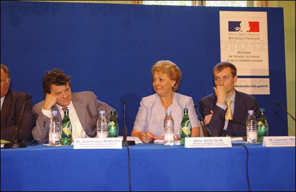 30/06/2004. Conference de presse de Jean-Louis Borloo, Ministre de l'Emploi, du Travail et de la Cohesion sociale, presentant le plan de cohesion sociale.