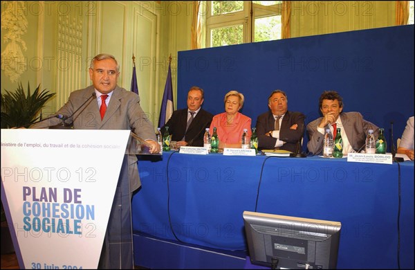 30/06/2004. Conference de presse de Jean-Louis Borloo, Ministre de l'Emploi, du Travail et de la Cohesion sociale, presentant le plan de cohesion sociale.