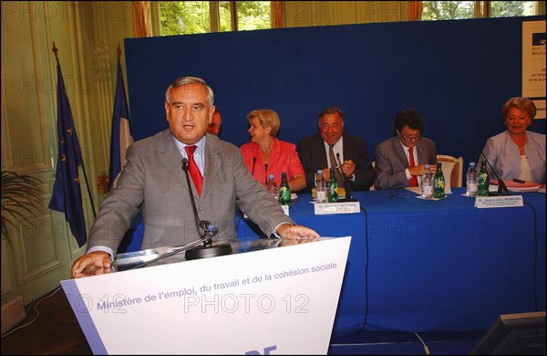 30/06/2004. Conference de presse de Jean-Louis Borloo, Ministre de l'Emploi, du Travail et de la Cohesion sociale, presentant le plan de cohesion sociale.