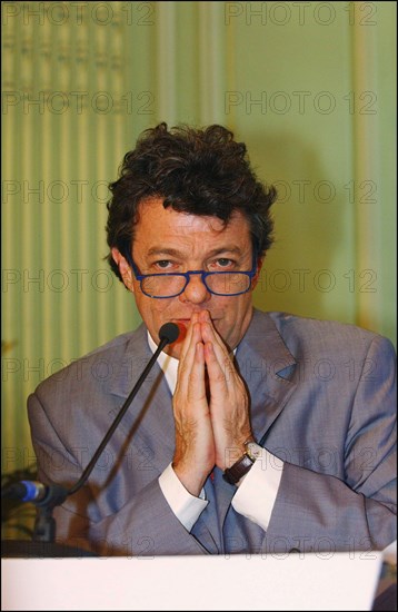 30/06/2004. Conference de presse de Jean-Louis Borloo, Ministre de l'Emploi, du Travail et de la Cohesion sociale, presentant le plan de cohesion sociale.