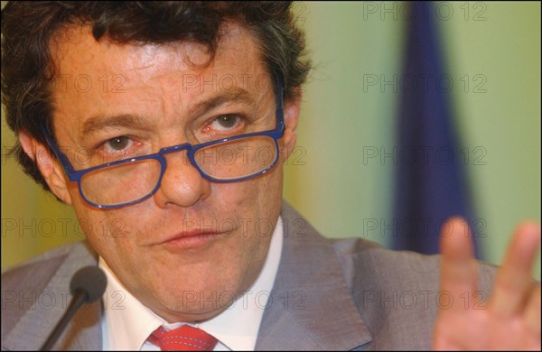 30/06/2004. Conference de presse de Jean-Louis Borloo, Ministre de l'Emploi, du Travail et de la Cohesion sociale, presentant le plan de cohesion sociale.