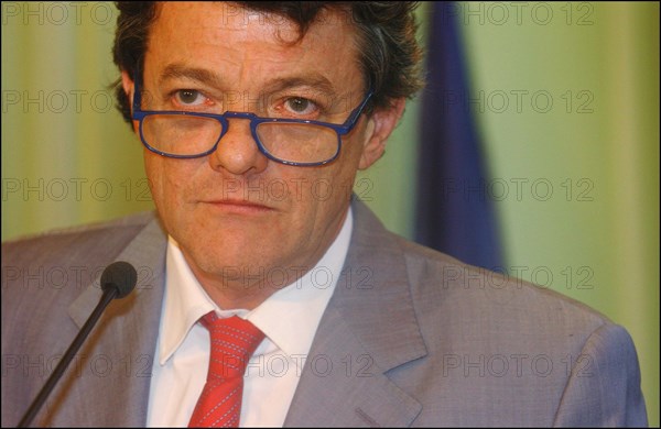 30/06/2004. Conference de presse de Jean-Louis Borloo, Ministre de l'Emploi, du Travail et de la Cohesion sociale, presentant le plan de cohesion sociale.