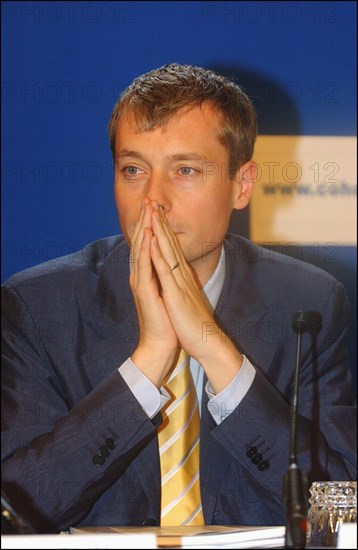 30/06/2004. Conference de presse de Jean-Louis Borloo, Ministre de l'Emploi, du Travail et de la Cohesion sociale, presentant le plan de cohesion sociale.