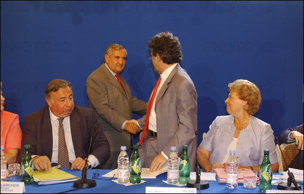 30/06/2004. Conference de presse de Jean-Louis Borloo, Ministre de l'Emploi, du Travail et de la Cohesion sociale, presentant le plan de cohesion sociale.