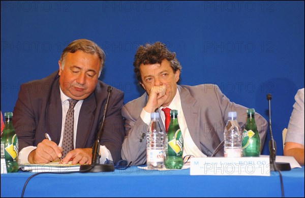 30/06/2004. Conference de presse de Jean-Louis Borloo, Ministre de l'Emploi, du Travail et de la Cohesion sociale, presentant le plan de cohesion sociale.