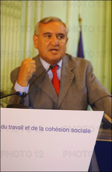 30/06/2004. Conference de presse de Jean-Louis Borloo, Ministre de l'Emploi, du Travail et de la Cohesion sociale, presentant le plan de cohesion sociale.