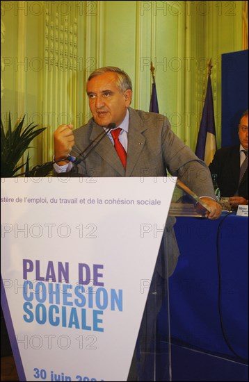 30/06/2004. Conference de presse de Jean-Louis Borloo, Ministre de l'Emploi, du Travail et de la Cohesion sociale, presentant le plan de cohesion sociale.