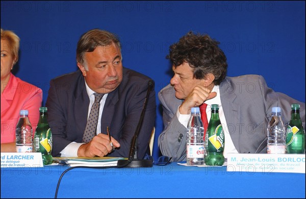 30/06/2004. Conference de presse de Jean-Louis Borloo, Ministre de l'Emploi, du Travail et de la Cohesion sociale, presentant le plan de cohesion sociale.