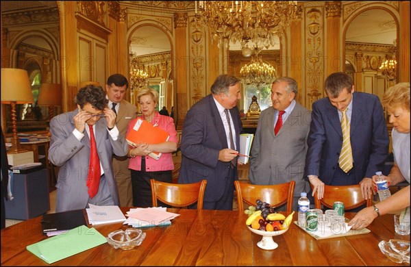 06/30/2004.  Jean-Louis Borloo, Ministre de l'Emploi, du Travail et de la Cohesion sociale, reçoit a son bureau Jean-Pierre Raffarin, Premier Ministre, avant la conference de presse presentant le Plan de cohesion sociale.