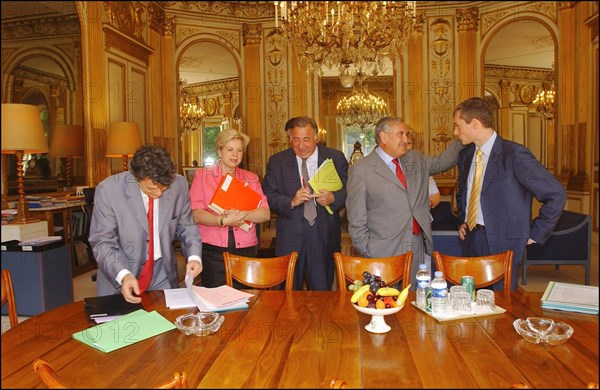 06/30/2004. EXCLUSIF. Jean-Louis Borloo, Ministre de l'Emploi, du Travail et de la Cohesion sociale, reçoit a son bureau Jean-Pierre Raffarin, Premier Ministre, avant la conference de presse presentant le Plan de cohesion sociale.