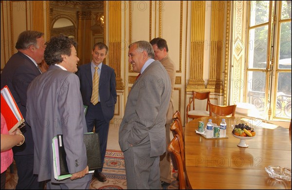 06/30/2004.  Jean-Louis Borloo, Ministre de l'Emploi, du Travail et de la Cohesion sociale, reçoit a son bureau Jean-Pierre Raffarin, Premier Ministre, avant la conference de presse presentant le Plan de cohesion sociale.