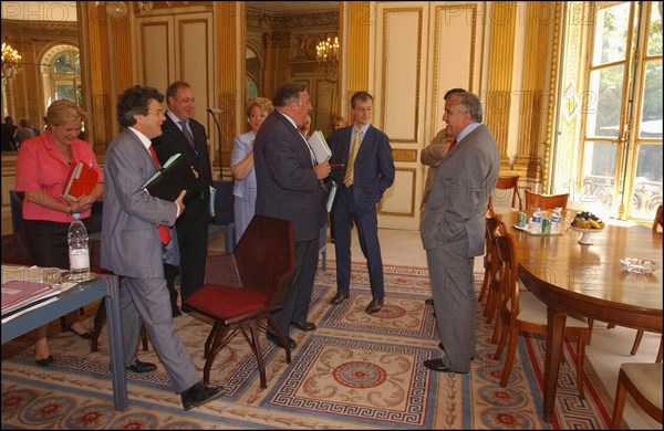 06/30/2004.  Jean-Louis Borloo, Ministre de l'Emploi, du Travail et de la Cohesion sociale, reçoit a son bureau Jean-Pierre Raffarin, Premier Ministre, avant la conference de presse presentant le Plan de cohesion sociale.